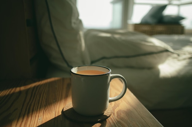 Клоуз-ап чашки кофе на столе
