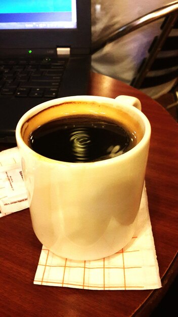 Photo close-up of coffee cup on table