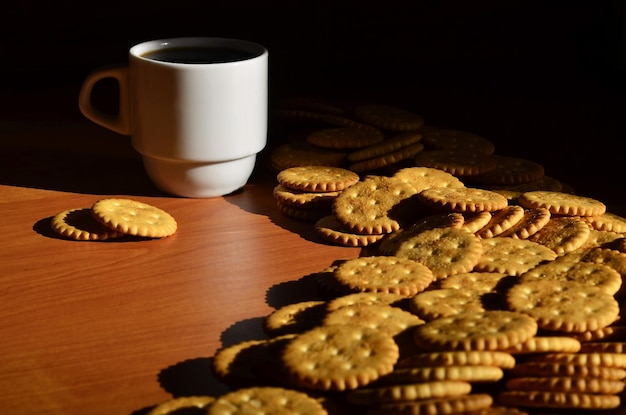 Foto close-up di una tazza di caffè sul tavolo