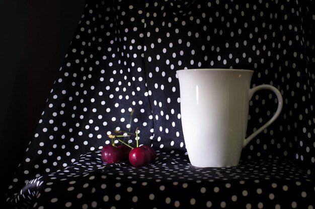 Foto close-up di una tazza di caffè sul tavolo