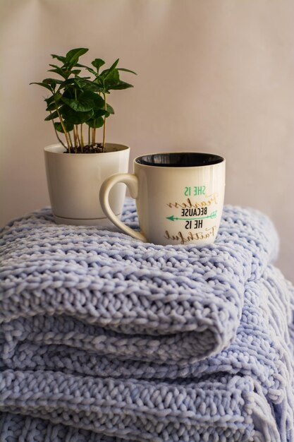 Foto close-up di una tazza di caffè sul tavolo