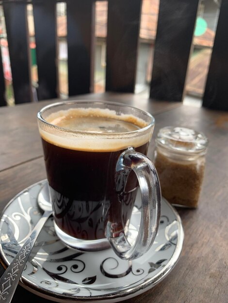 Foto close-up di una tazza di caffè sul tavolo