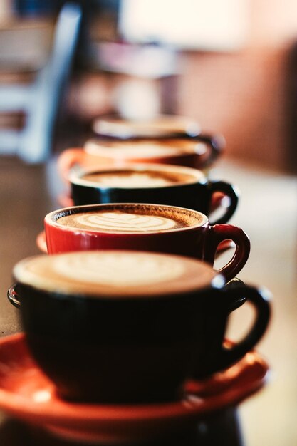 Foto close-up di una tazza di caffè sul tavolo