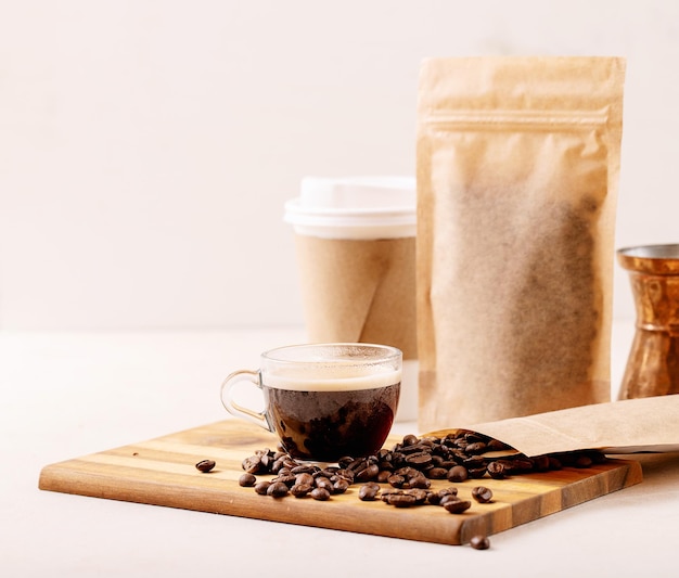 テーブルの上のコーヒーカップのクローズアップ