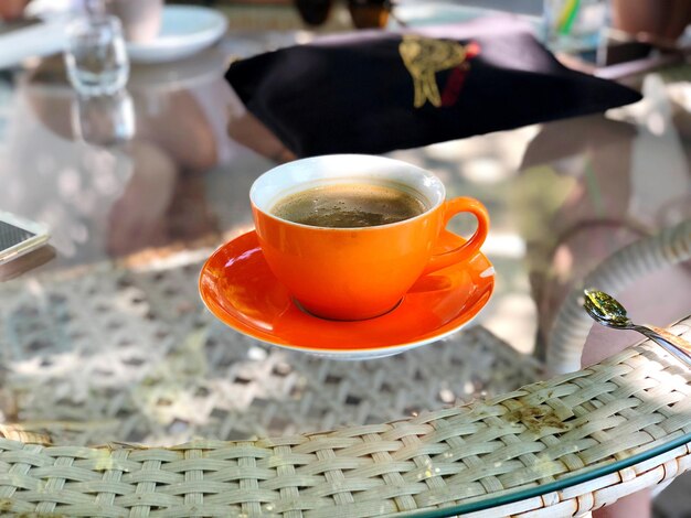 Foto close-up di una tazza di caffè sul tavolo