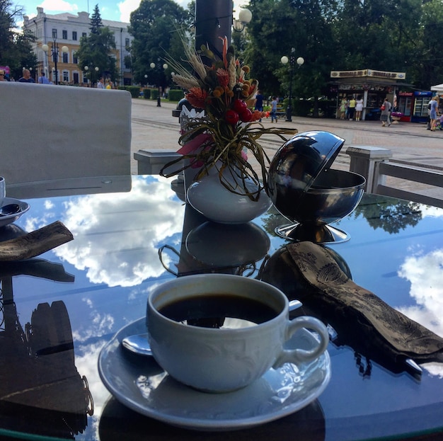 Foto close-up di una tazza di caffè sul tavolo