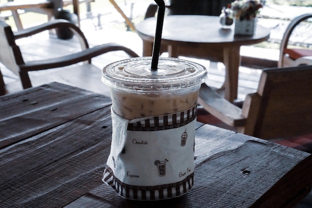 Foto close-up di una tazza di caffè sul tavolo