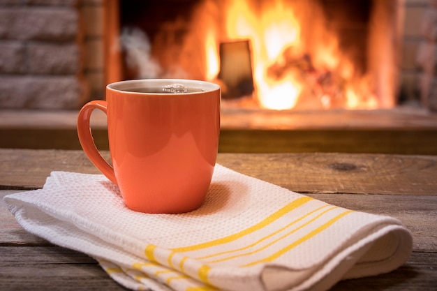 Foto close-up di una tazza di caffè sul tavolo