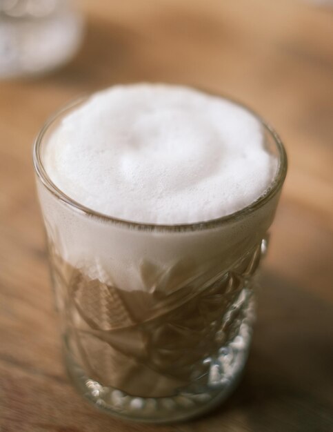 Foto close-up di una tazza di caffè sul tavolo