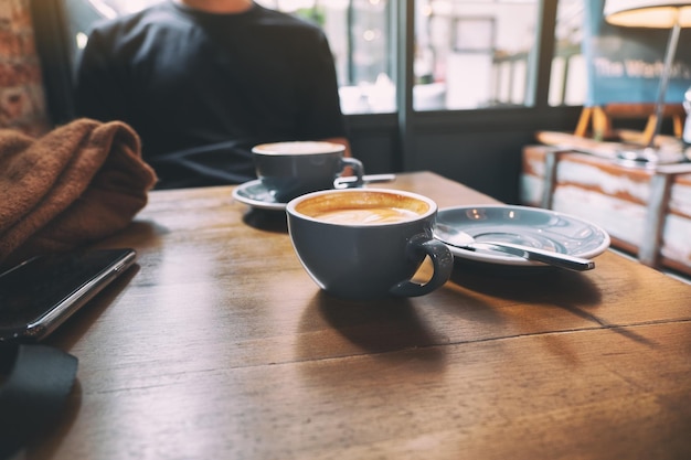 テーブルの上のコーヒーカップのクローズアップ