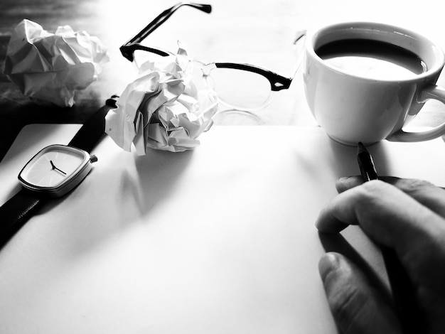 Foto close-up di una tazza di caffè sul tavolo