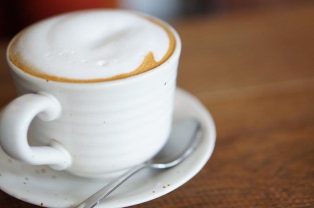 Foto close-up di una tazza di caffè sul tavolo