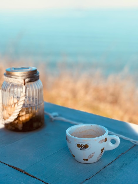 Foto close-up di una tazza di caffè sul tavolo