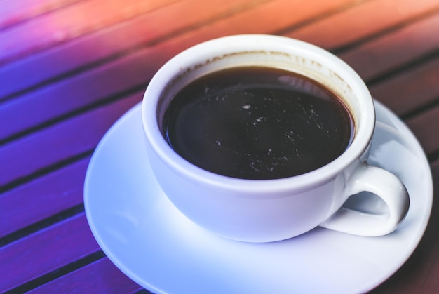 Foto close-up di una tazza di caffè sul tavolo