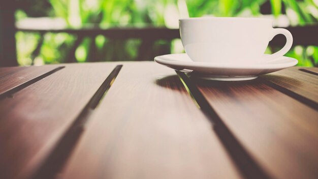 Foto close-up di una tazza di caffè sul tavolo