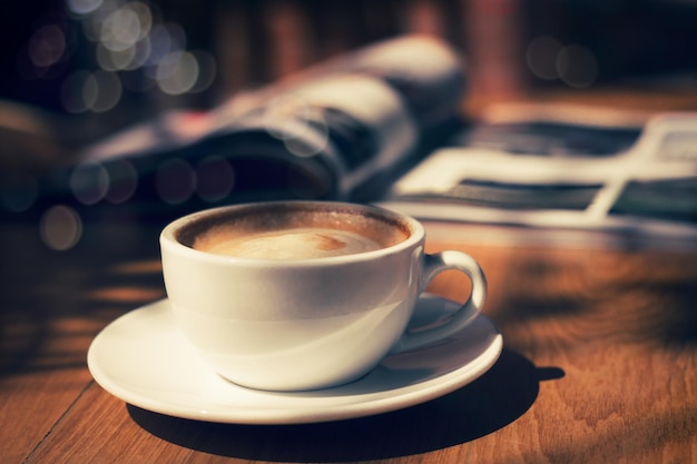 テーブルの上のコーヒーカップのクローズアップ