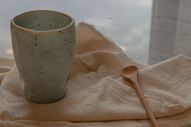 テーブルの上のコーヒーカップのクローズアップ