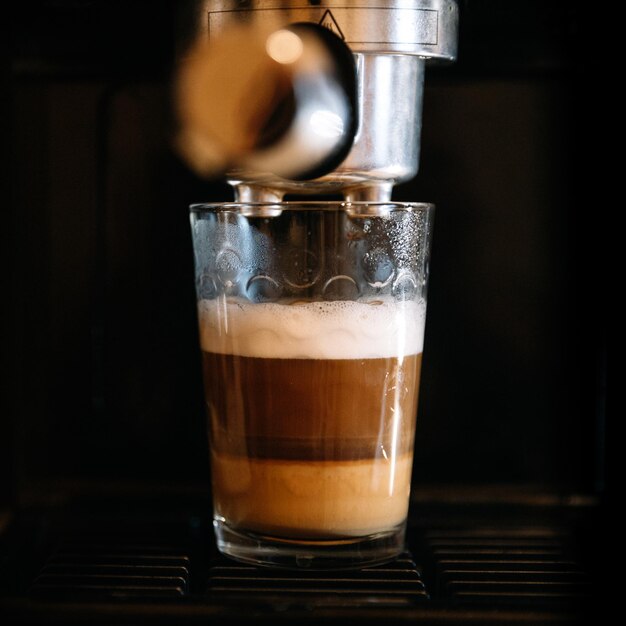 Foto close-up di una tazza di caffè sul tavolo