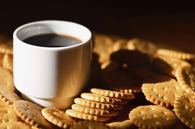 Foto close-up di una tazza di caffè sul tavolo