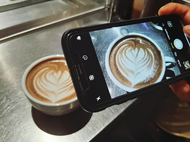 Foto close-up di una tazza di caffè sul tavolo