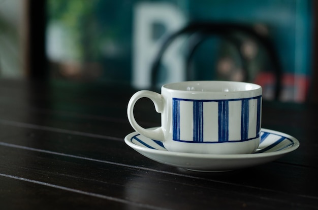 Foto close-up di una tazza di caffè sul tavolo