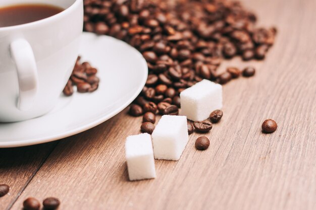 Foto close-up di una tazza di caffè sul tavolo