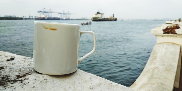 Photo close-up of coffee cup on table