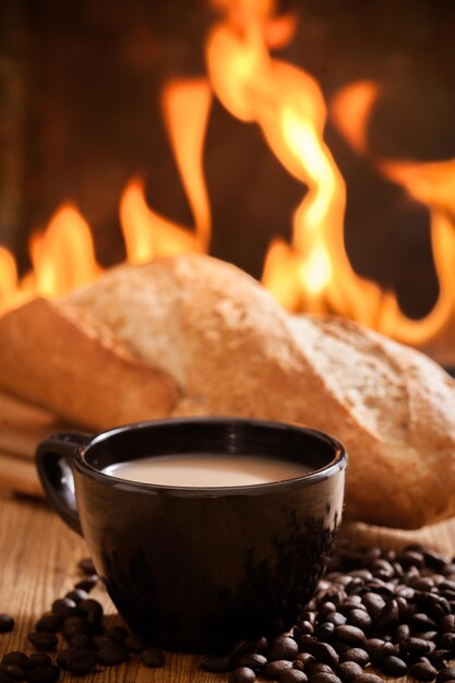 Foto close-up di una tazza di caffè sul tavolo