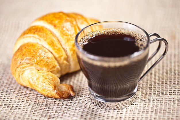 Foto close-up di una tazza di caffè sul tavolo