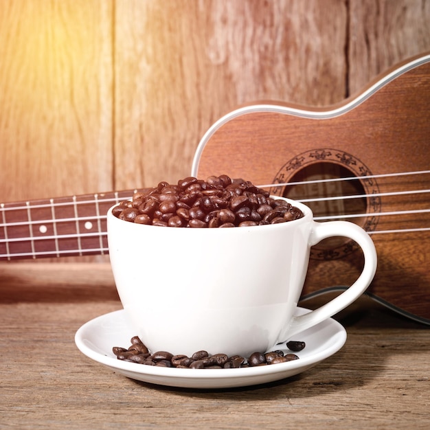 Foto close-up di una tazza di caffè sul tavolo