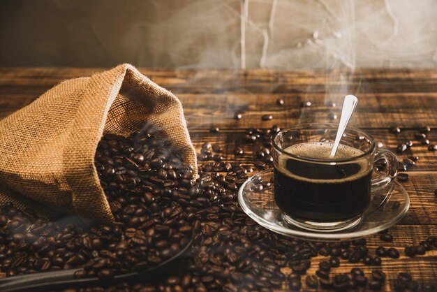 Foto close-up di una tazza di caffè sul tavolo