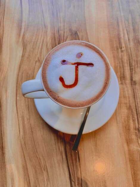 Foto close-up di una tazza di caffè sul tavolo