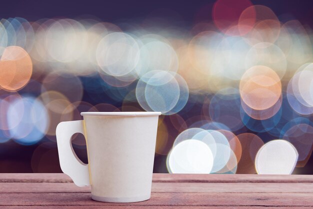 Foto close-up di una tazza di caffè sul tavolo