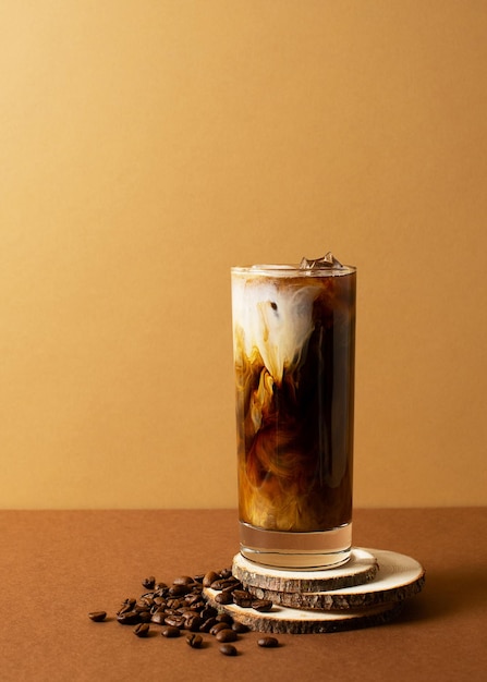テーブルの上のコーヒーカップのクローズアップ