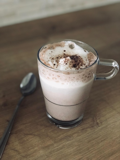 テーブルの上のコーヒーカップのクローズアップ