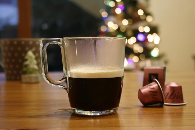 Foto close-up di una tazza di caffè sul tavolo