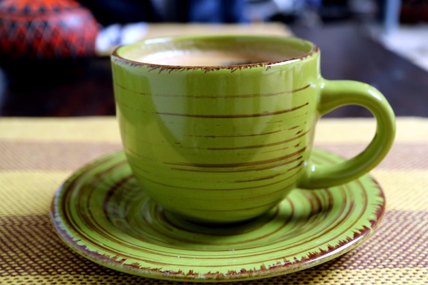 Крупный план чашки с кофе на столе