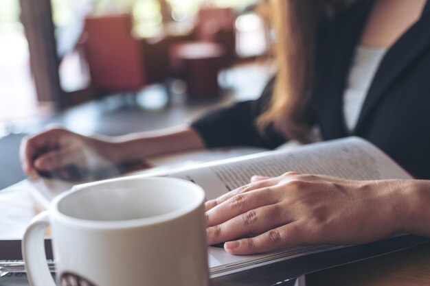 Photo close-up of coffee cup on table