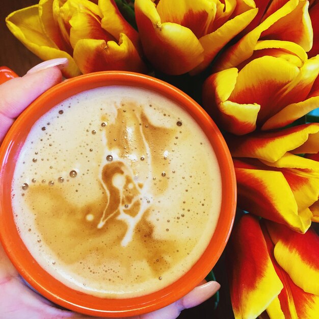 Foto close-up di una tazza di caffè sul tavolo