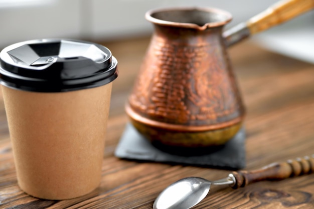 Foto close-up di una tazza di caffè sul tavolo