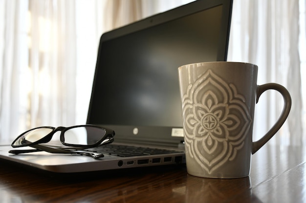 Photo close-up of coffee cup on table