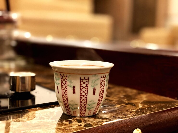 Photo テーブルの上のコーヒーカップのクローズアップ
