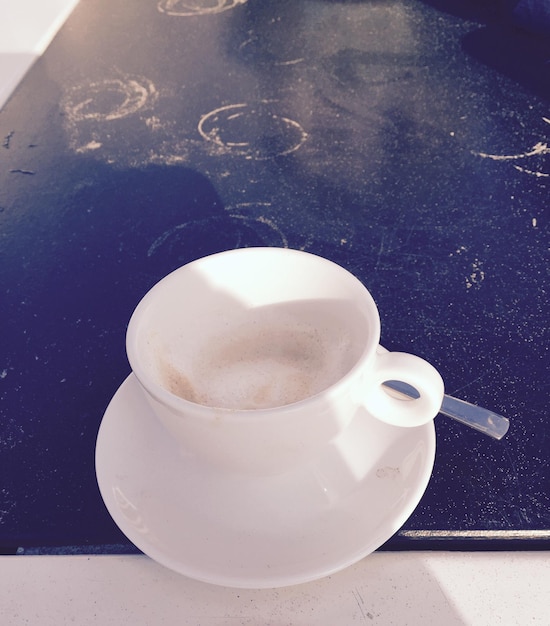 Photo close-up of coffee cup on table