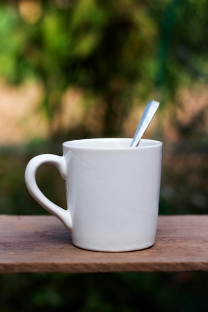 Foto close-up di una tazza di caffè sul tavolo