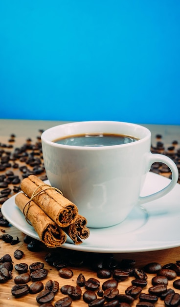 Foto close-up di una tazza di caffè sul tavolo