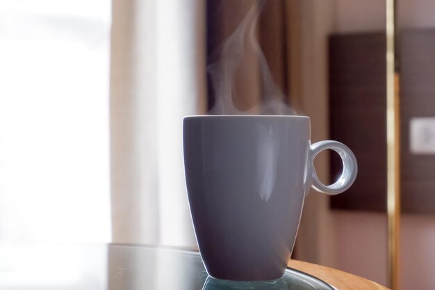 Foto prossimo piano della tazza di caffè sul tavolo.