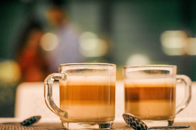 Foto close-up di una tazza di caffè sul tavolo