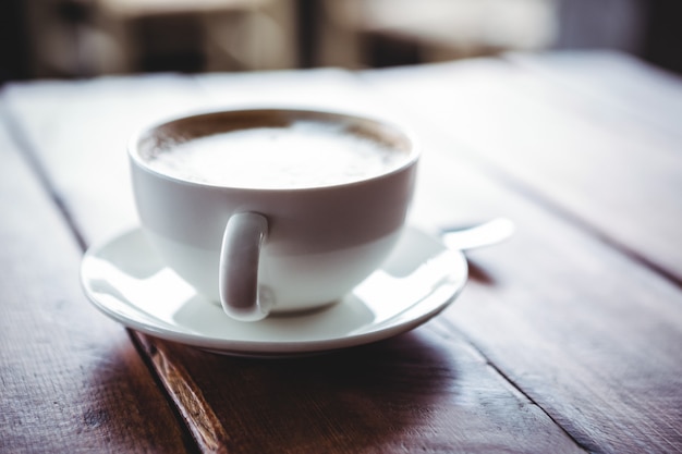 Primo piano della tazza di caffè su una tabella