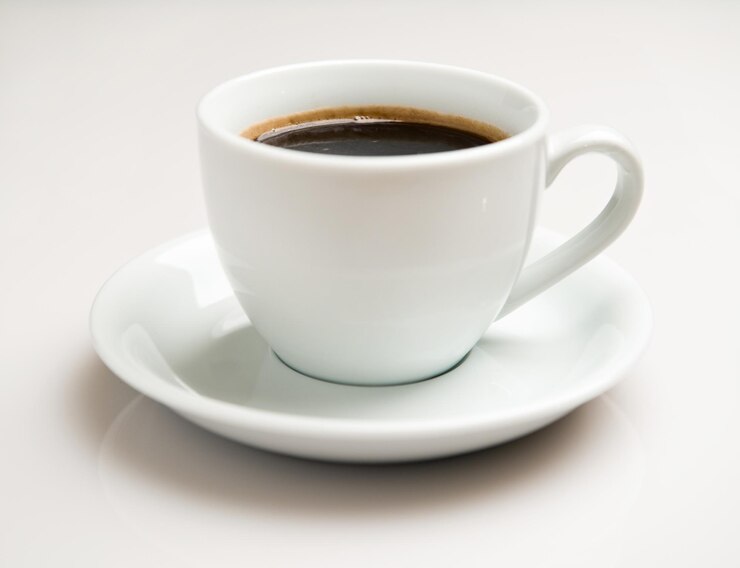Photo 白い背景のコーヒーカップのクローズアップ