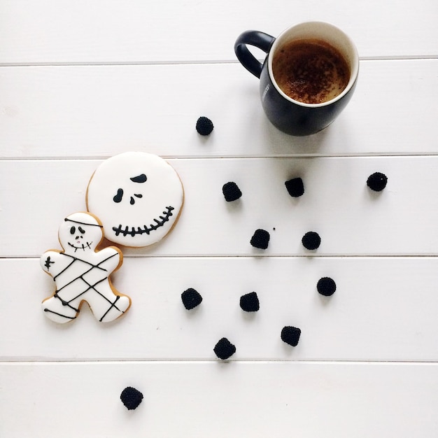 Photo close-up of coffee cup with cookies on table